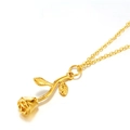Detailansicht einer goldenen Rosen-Halskette mit gravierter Blüte und Blatt an feiner Kette - Gold