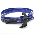 Detailopname van blauwe lederen wikkelarmband met zwarte bijlvormige metalen sluiting - Blauw