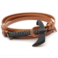 Detail van een bruine meerlaagse leren armband met een zwarte metalen bijlhanger en textuur - Khaki