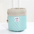 Borsa da trucco cilindrica a righe bianche e blu con chiusura a coulisse in beige - Striscia Blu