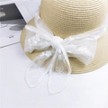 Cappello di paglia beige con grande fiocco in pizzo floreale bianco su sfondo bianco - Bianco
