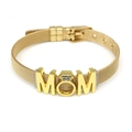Dettaglio del bracciale a maglia dorata con ciondolo MOM e strass luccicanti - MOM Oro