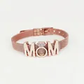 Dettaglio del bracciale a maglia oro rosa con ciondolo MOM impreziosito da diamanti - MOM Oro Rosa