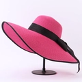 Opvouwbare zonnehoed voor dames van roze stro met een zwarte strikband - M (56-58cm) / Rozerood met zwarte bies