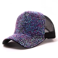 Vue détaillée des strass irisés sur une casquette de baseball en maille noire - Violet