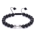 Detalle de cuentas de piedra de lava negra con dije de mancuerna en pulsera ajustable - Piedra de Lava Trenzada