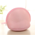 Dettaglio del sacchetto per reggiseno in rete rosa con cerniera per lavatrice protetta - Rosa