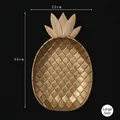Bandeja decorativa grande de piña dorada en metal con textura de escamas realistas y fina - Piña de Oro Grande