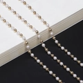 Elegante catenella per occhiali con perle bianche e sfere di metallo dorato - Stile Perla Bianca e Perla in Metallo Dorato