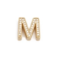 Detailansicht eines goldenen Buchstaben-M-Anhängers mit Zirkonia-Besatz für Armbänder - Gold Buchstabe M
