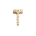 Makro-Detail des vergoldeten T-Buchstaben-Anhängers mit weißen Mikropavé-Zirkonia - Gold Buchstabe T