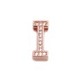 Detail von roségoldenem Alphabet-I-Anhänger mit Zirkonia für Mesh-Uhrenarmband - Roségold Buchstabe I