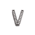 Makroaufnahme eines gunmetal Buchstaben-V-Anhängers mit Mikro-Pave-Zirkoniasteinen - Gunmetal Buchstabe V