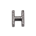 Makro-Detail des Buchstaben-H-Anhängers in Gunmetal-Optik mit Zirkonia-Inlay - Gunmetal Buchstabe H