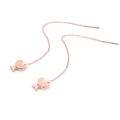 Elegante roségoldene Titanstahl-Fisch-Ohrhänger mit feiner Kette auf weißem Hintergrund - Roségold