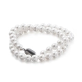 Collana a doppio filo di perle bianche da 8mm con chiusura argentata su sfondo bianco - Bianco
