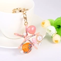 Detalle del llavero de estrella de mar y concha con cristales rosas y perlas - Rosa