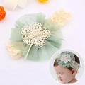 Détail de la fleur en résille vert clair et du bandeau en dentelle beige pour bébés - Velours d'eau Vert