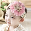 Détail d'un bandeau pour bébé avec fleur en tulle rose et nœud en dentelle blanche - Velours d'eau Rose