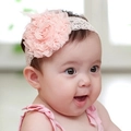 Gros plan d'un bandeau en dentelle rose pour bébé avec grande fleur en tulle souple - Rose Chair