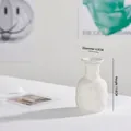 Minimalistische weiße handgefertigte Keramikvase mit Textur, 11 cm hohe Ausführung - Langer Hals (Mini) (Grau-Weiß)