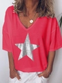 Detail van rood T-shirt met V-hals en zilveren sterprint op casual katoenstof - S / Tops / Rood