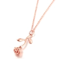 Detaillierte Nahaufnahme einer roségoldenen Rosenanhänger-Halskette mit Metallglanz - Roségold