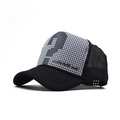 Dettaglio del cappello trucker a rete con lettera P pixelata e ricamo laterale testo - Regolabile / Stile P Pixel Colorblock Nero Bianco (3)