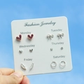 Dettaglio di un set di 6 paia di orecchini settimanali con cuori rossi e ciondoli - Stile Piuma Fiocco Cuore Rosso (K49-5E)