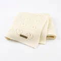 Coperta per neonati in maglia bianco crema con motivi a cuore traforati e etichetta in pelle - 100*80 / Bianco Sporco