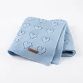 Coperta per neonati in maglia azzurra con motivi a cuore traforati ed etichetta in pelle - 100*80 / Blu Pallido