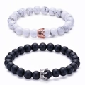 Pulseras de distancia para parejas con corona en turquesa blanca y piedra negra mate - Set de pareja