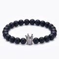 Vista detallada de pulsera de cuentas negras mate con colgante de corona de circón plata - Estilo Negro Mate (WB0219)