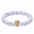 Detalle de cuentas de turquesa blanca de 8mm con un colgante de corona de circonita dorada - Estilo de Howlita Blanca Natural (WB0219)