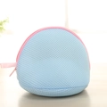 Dettaglio del sacchetto per biancheria semisferico blu con zip rosa per reggiseni - Blu