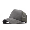 Dettaglio del cappellino trucker grigio con rete traspirante e visiera cucita - Regolabile / Grigio Tinta Unita