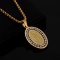 Collier en acier titane avec pendentif ovale Vierge de Guadalupe et cristaux brillants - Pendentif en pierre à griffes à une rangée doré (sans chaîne) / Doré