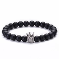 Détail de perles de pierre noire mate de 8 mm avec un charme de couronne en zircon argenté - Noir Mat