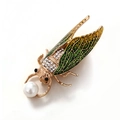 Broche de cigarra dorada artesanal con alas de esmalte verde y perla sobre fondo blanco - Broche de Cigarra Verde