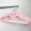 Set aus rosa herzförmigen Kleiderbügeln aus Kunststoff mit rutschfestem Schleifendesign - Rosa Herzform