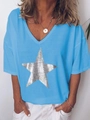 Detail van hemelsblauw T-shirt met V-hals en een glanzende zilveren sterprint op de voorkant - S / Tops / Blauw
