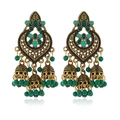 Detalle de pendientes Jhumka vintage dorados con esmalte verde y borlas de cuentas - Oro Antiguo Verde