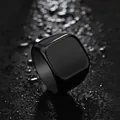 Primer plano de anillo cuadrado de acero inoxidable negro pulido sobre fondo de agua oscura - US 7 / Negro