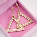 Pendientes triangulares dorados con cristales pavé sobre estuche de terciopelo rosa - Amarillo