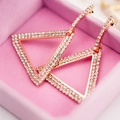 Pendientes de triángulo geométrico oro rosa con cristales blancos en estuche de joya - Rosa oro