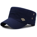 Detailopname van de donkerblauwe legerpet met gouden metalen embleem en canvas textuur - Marineblauw