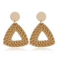 Détail de boucles d'oreilles bohèmes en rotin tressé triangle avec clous en métal doré - Triangulaire