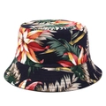 Dettaglio del motivo con fiori rossi tropicali e foglie di palma su un cappello a secchiello - M (56-58cm) / Blu Scuro Floreale Rosso