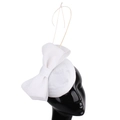 Elegante cappello fascinator bianco con fiocco in rete e piume su una testa di manichino - Bianco