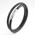 Pulsera de doble capa de cuero trenzado negro con cierre magnético plateado en fondo blanco - 21cm / Negro